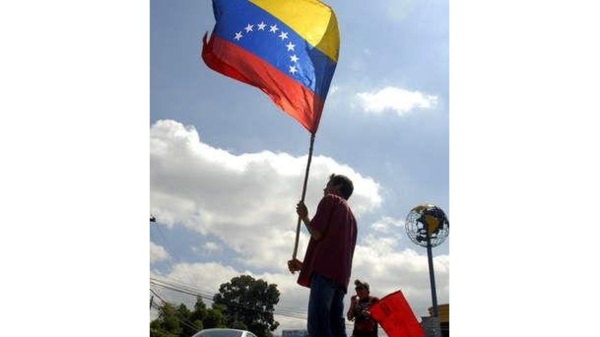 Simpatizantes de Zelaya, ayer, en una marcha.