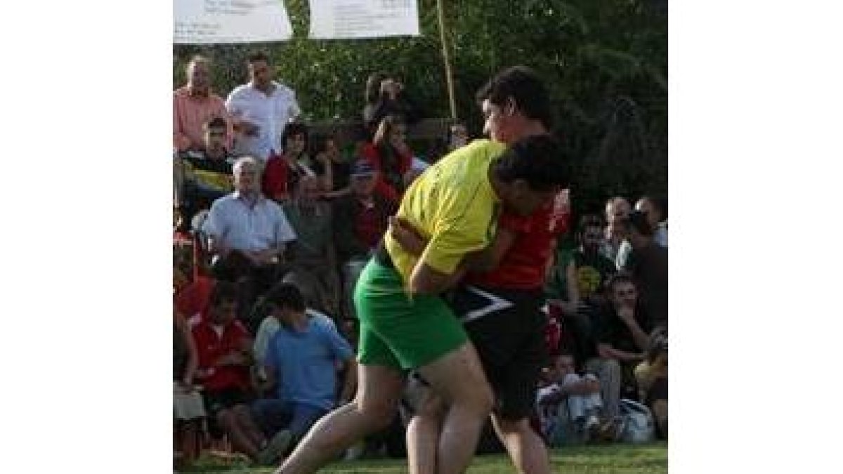 Dos imágenes de los luchadores en pleno esfuerzo
