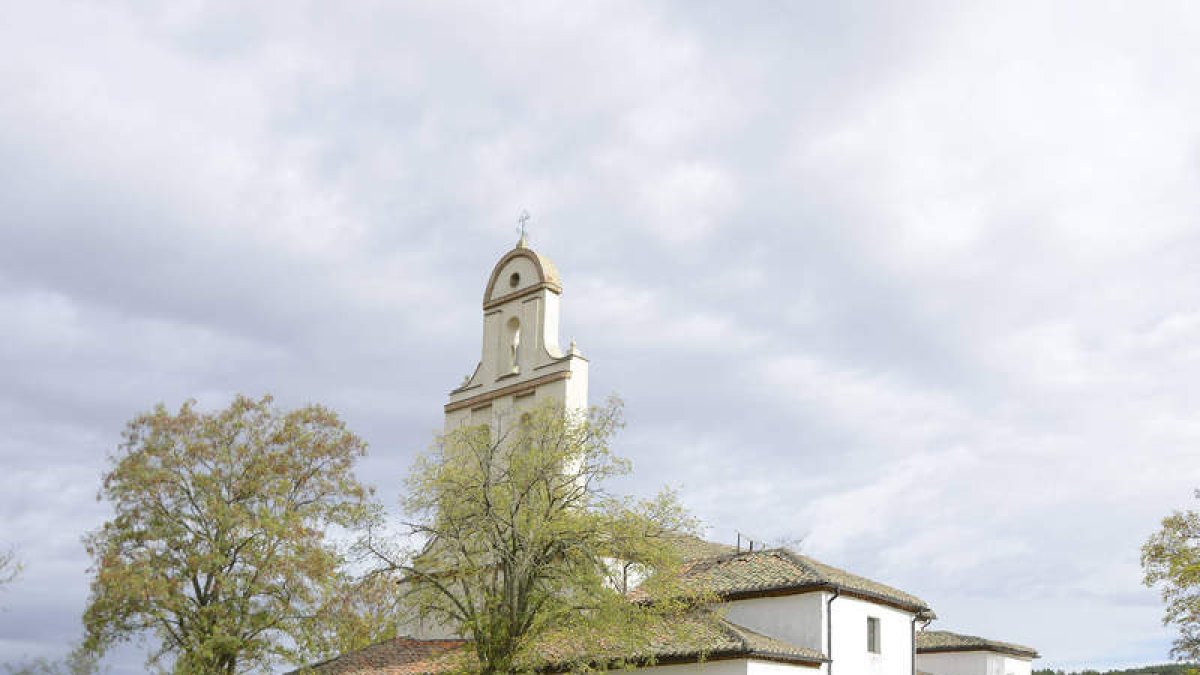 Panorámica general de la ermita Virgen de Yecla, en Villaverde de Arcayos. ACACIO