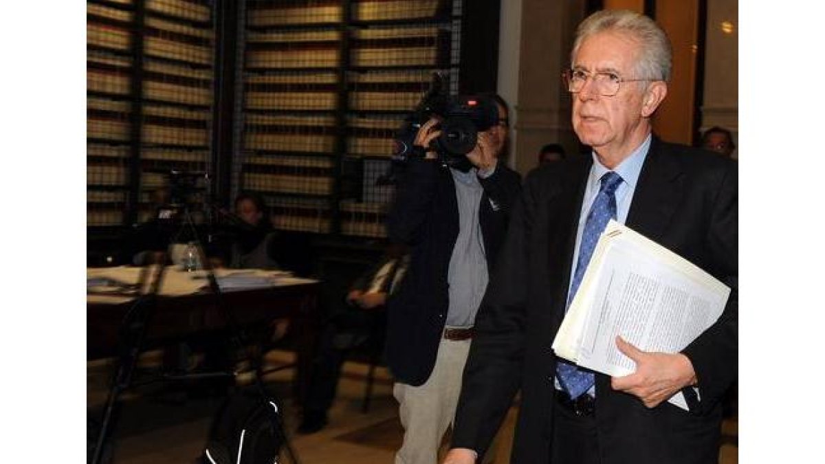 El primer ministro italiano, Mario Monti, acude a una reunión en el Congreso, el martes.