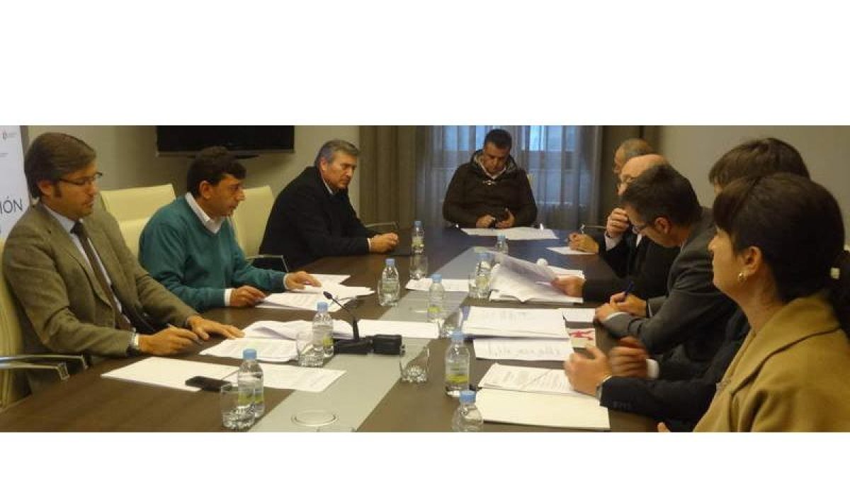 Emilio Orejas presidió ayer por vez primera el consorcio del aeropuerto de León