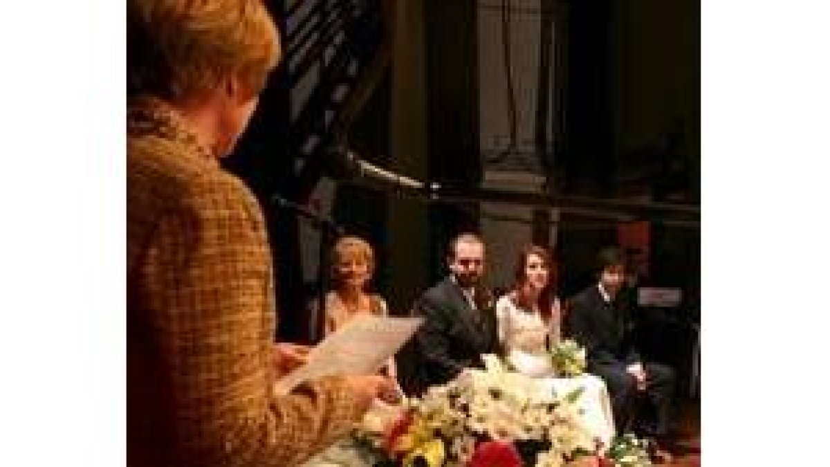 La edil de Cultura casó ayer en el Teatro Villafranquino a la pareja