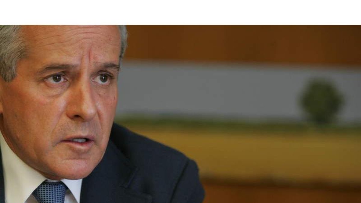 Emilio Gutiérrez, en un momento de la entrevista celebrada en su despacho del edificio de Ordoño II.