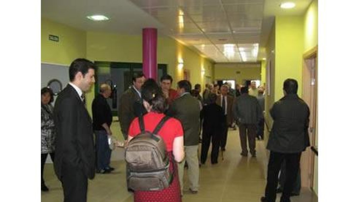 La apertura llevó a La Ribera a alcaldes y concejales del Bierzo.