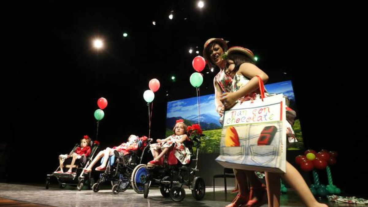 Imagen de un desfile de moda infantil
