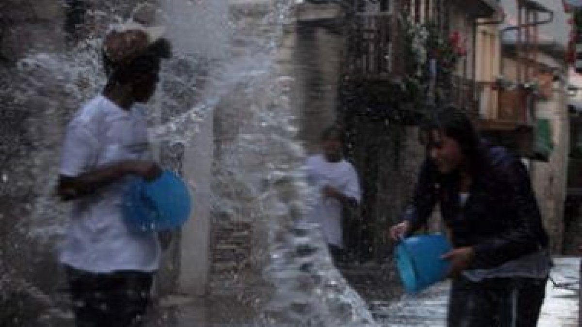El frío matutino no amedrentó a los más valientes, que se dieron una ducha de agua.
