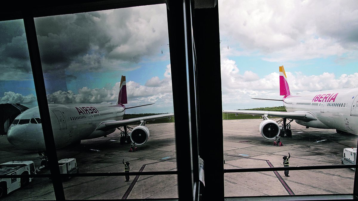 STO01. SANTO DOMINGO (REPÚBLICA DOMINICANA), 20/03/2020.- Vista este viernes del primer vuelo ferry fletado por la compañía Iberia para sacar de la República Dominicana a los españoles que se han encontrado sin posibilidad de salir del país a causa de la crisis del coronavirus, el cual despegó desde el aeropuerto internacional de Las Américas, en Santo Domingo (República Dominicana). Se trata del el primer avión que sale con destino a Madrid que sale de la capital dominicana desde que la semana pasada el país restringiera las conexiones aéreas con Europa, China y Corea del Sur. EFE/Orlando Barría