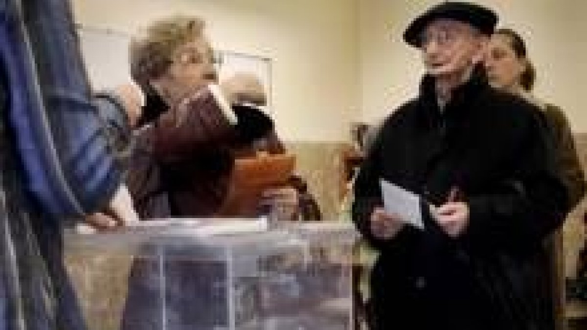Un ciudadano espera para introducir la papeleta en Llodio