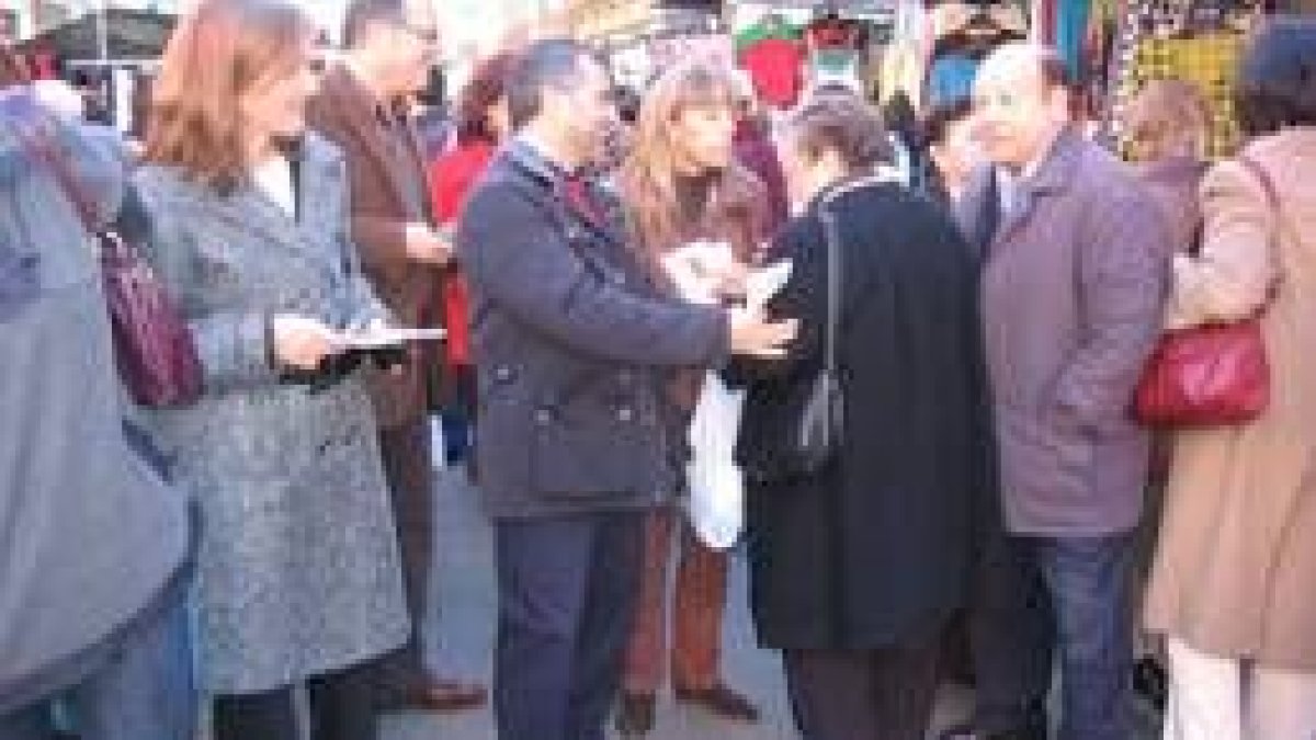 Los representantes del PSOE visitaron el mercado de La Bañeza
