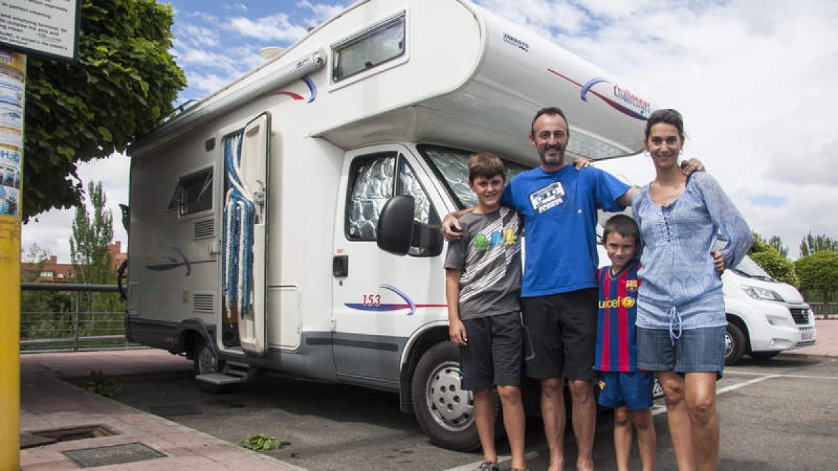 Sebastián y Ainhoa con sus hijos delante de su autocaravana ayer por la mañana en el Área de León. F. Otero Perandones