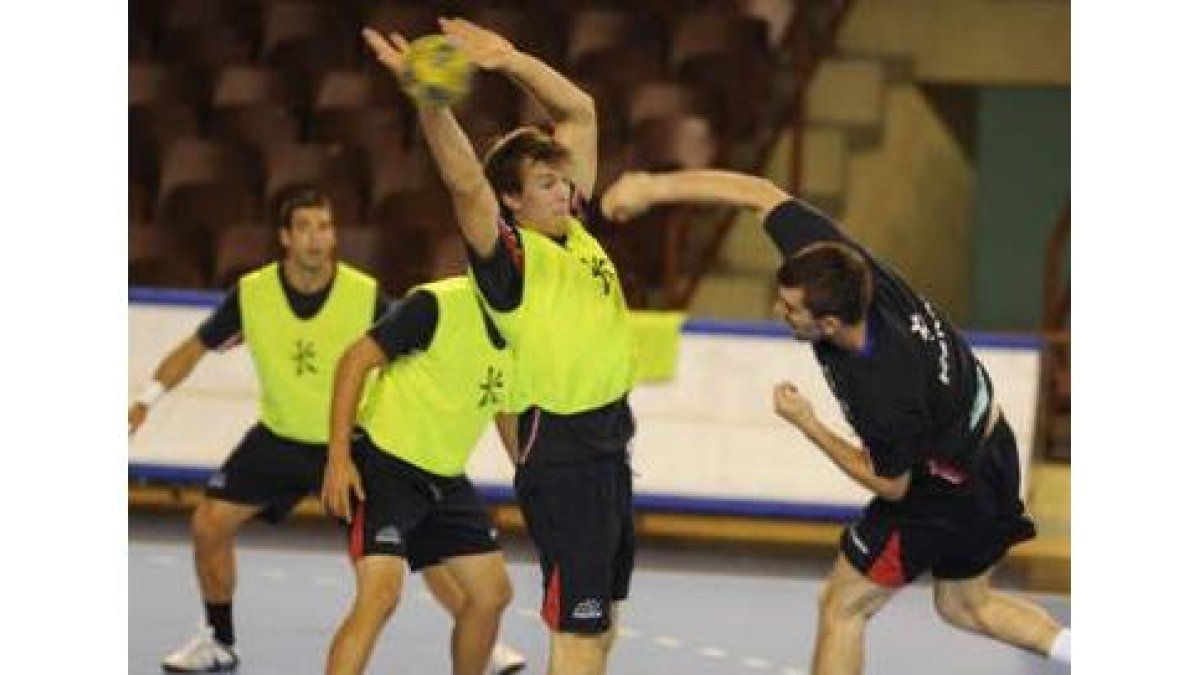 Varios ademaristas en el entrenamiento del grupo