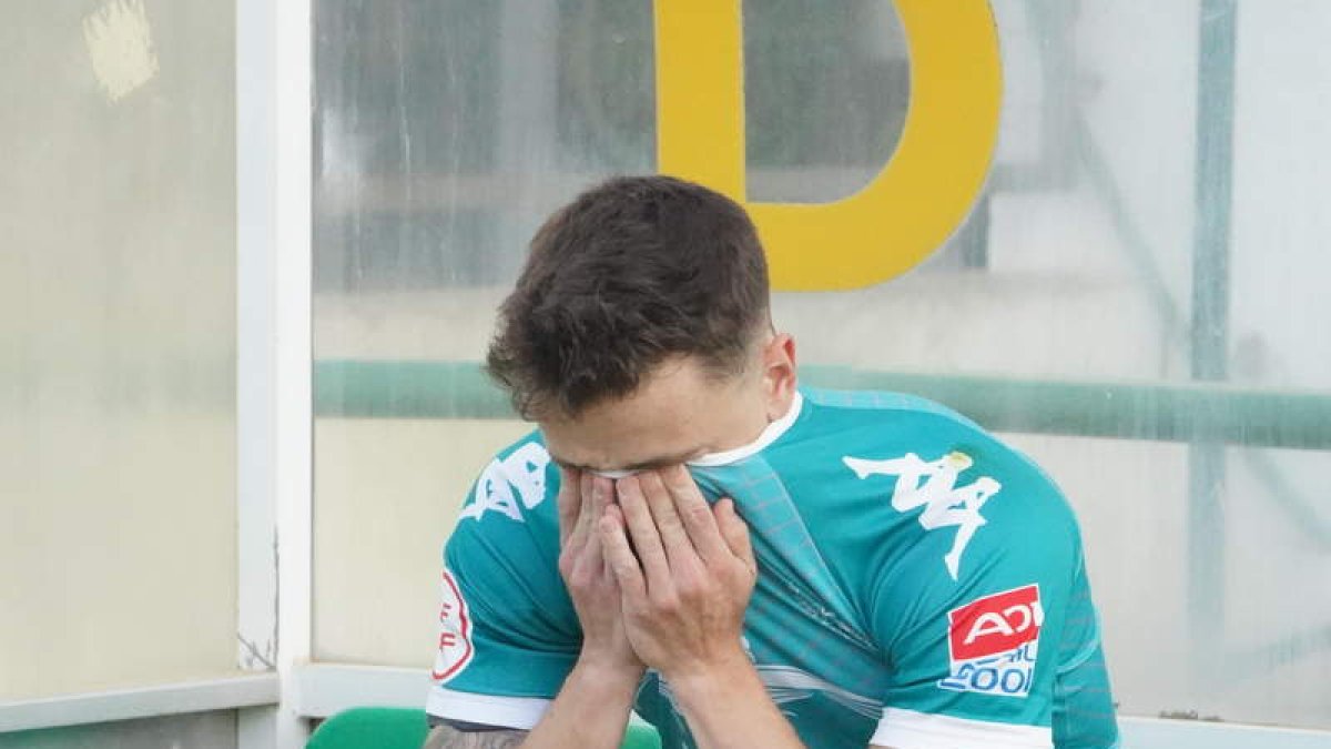 La desilusión se adueñó de jugadores y aficionados tras la eliminación del play off de ascenso en un partido en el que el Atlético Astorga mereció mejor suerte. J. NOTARIO