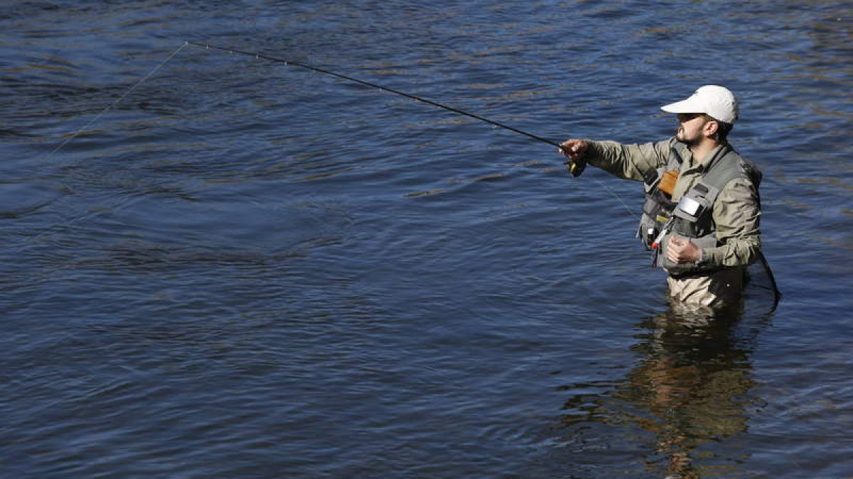 Un pescador disfruta de la jornada durante la temporada anterior. JESÚS F. SALVADORES