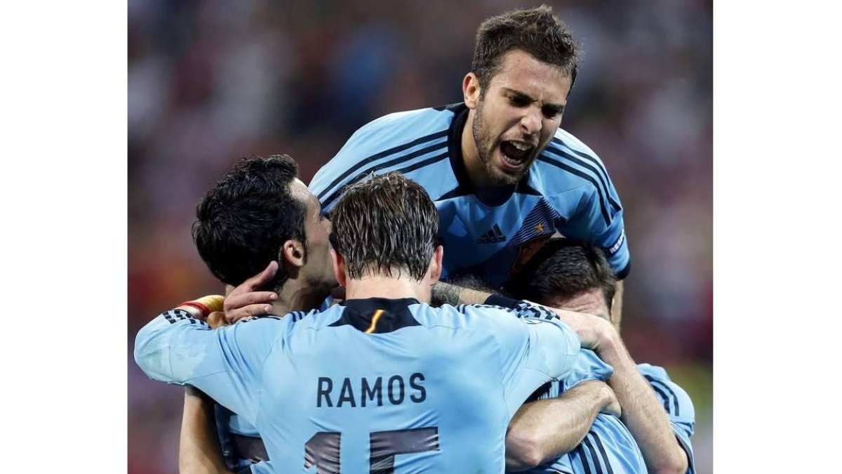 Los jugadores de la selección española, con Jordi Alba de frente, celebran con rabia el gol de Jesús Navas ante Croacia.