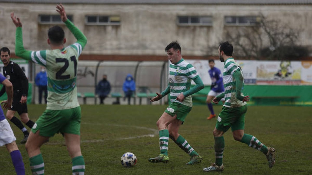 Partido de fútbol entre el La Virgen y La Bañeza FC. Otero Perandones.