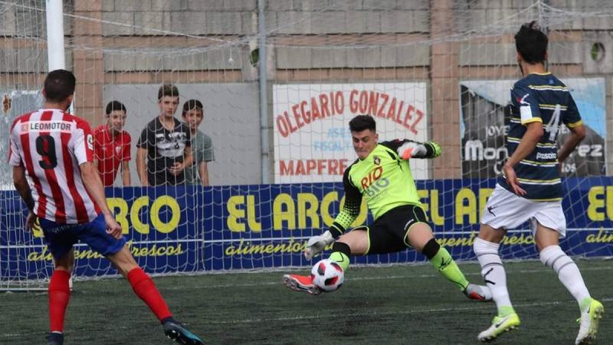Lucas Giffard defendió la portería del Caudal de Mieres a las órdenes del leonés Tomé. FÚTBOL ASTURIANO