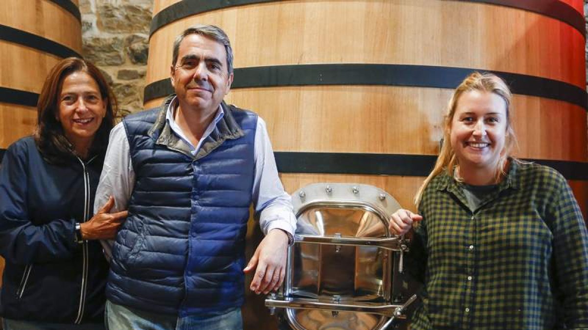 Los propietarios de la bodega junto a la etnóloga. CARLOS S. CAMPILLO