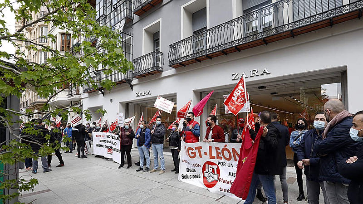Los trabajadores realizaron una primera protesta matinal. MARCIANO PÉREZ