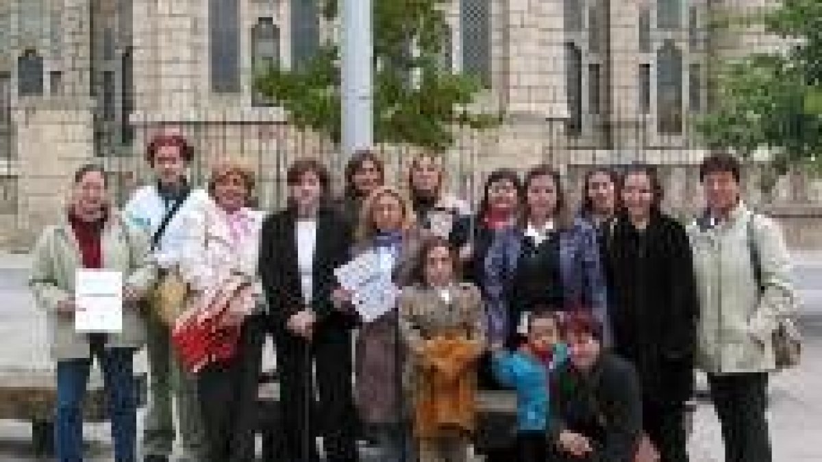 Participantes en el curso y autoridades posaron para una foto de familia