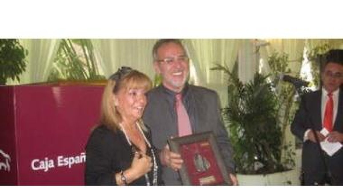 Isabel Carrasco entrega el premio Pulchra Leonina al periodista babiano Manuel Salvador García.