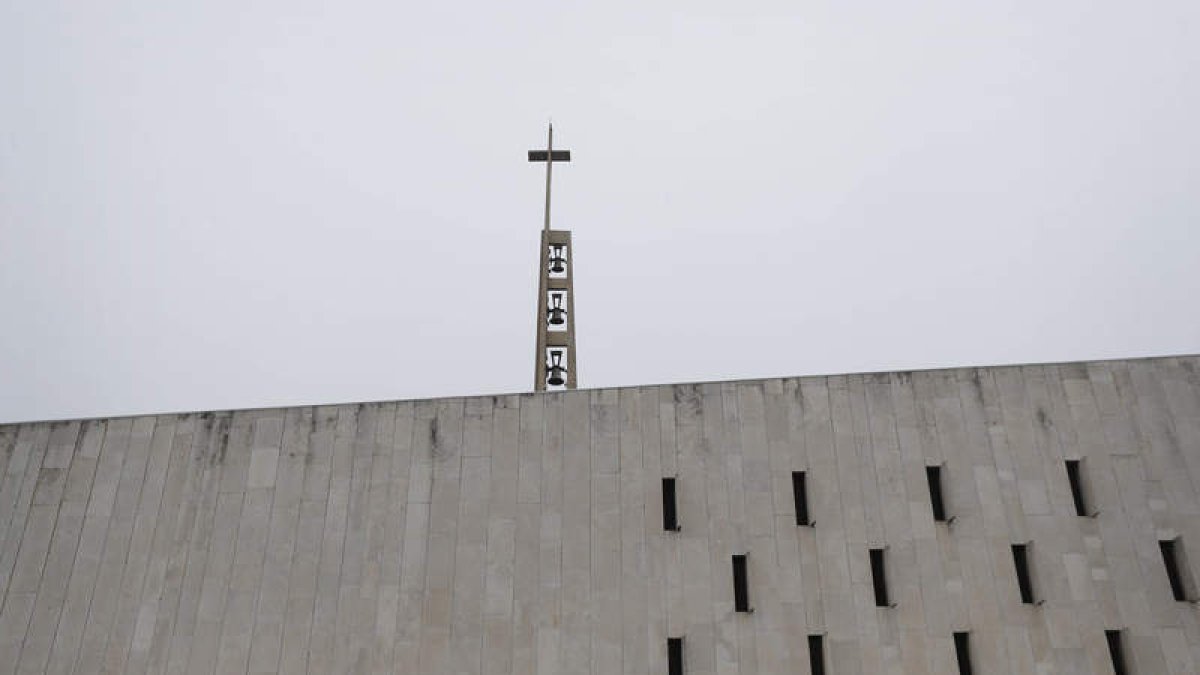 La principal fiesta del municipio se celebra cada 5 de octubre gracias a San Froilán, con el santuario como epicentro. La localidad de La Virgen combina modernidad con tradición, con grandes áreas destinadas al ocio, y todo ello en pleno Camino de Santiag