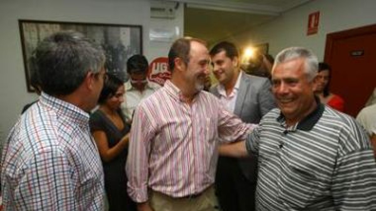 Aníbal Merayo, en el centro, con el histórico Conrado Alonso en la sede de la UGT el día 31.
