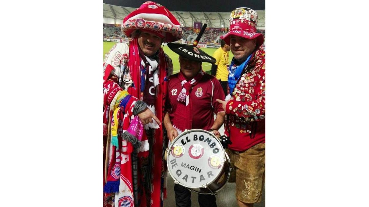 Magín el del bombo animó junto al resto de una delegación leonesa que se reencontró con el ex técnico culturalista Javier Cabello. Catar ganó a China por 3-1.
