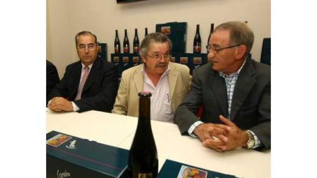 El pintor Carralero, con el enólogo y Ángel Gómez.