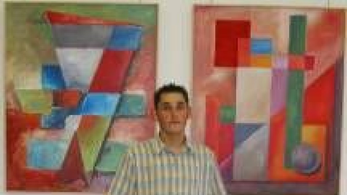 José Ignacio García posa junto a dos de las obras que expone en la Casa Elsa
