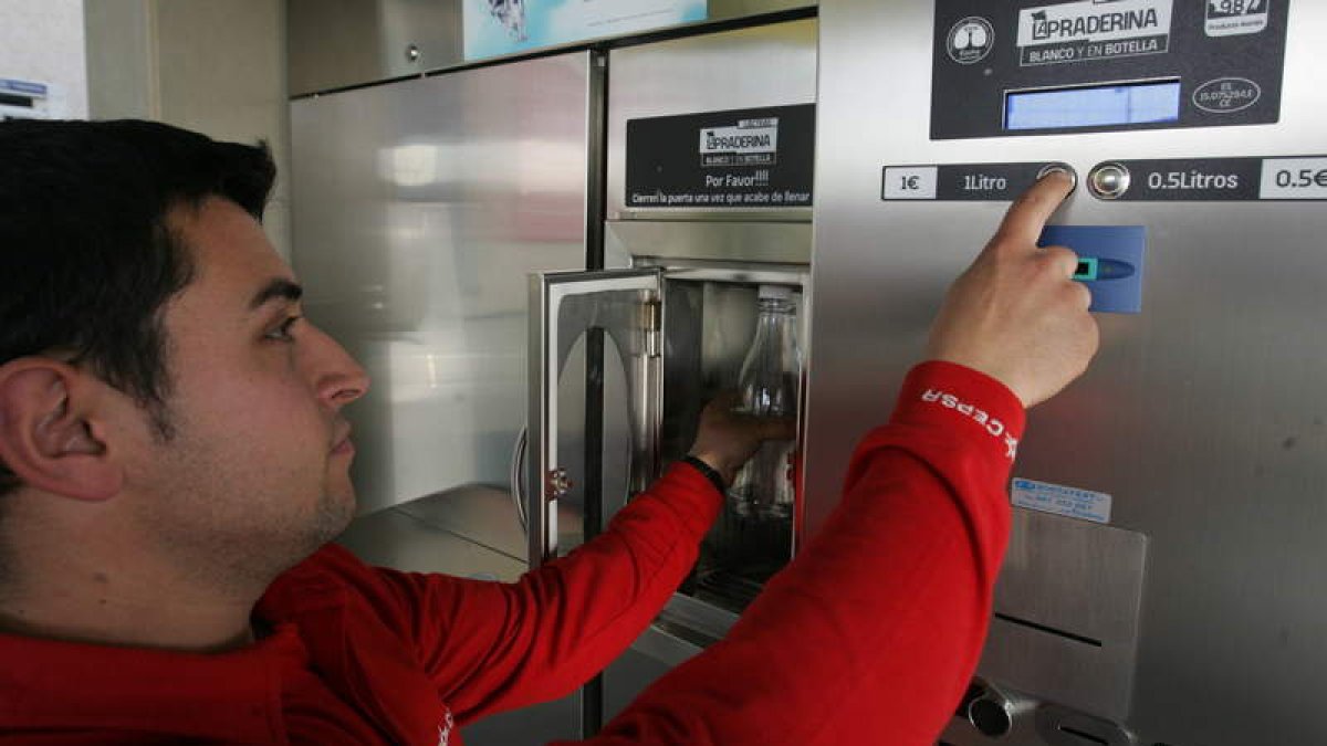Una de las máquinas expendedoras que está instalada en la estación de servicio de la calle La Serna.
