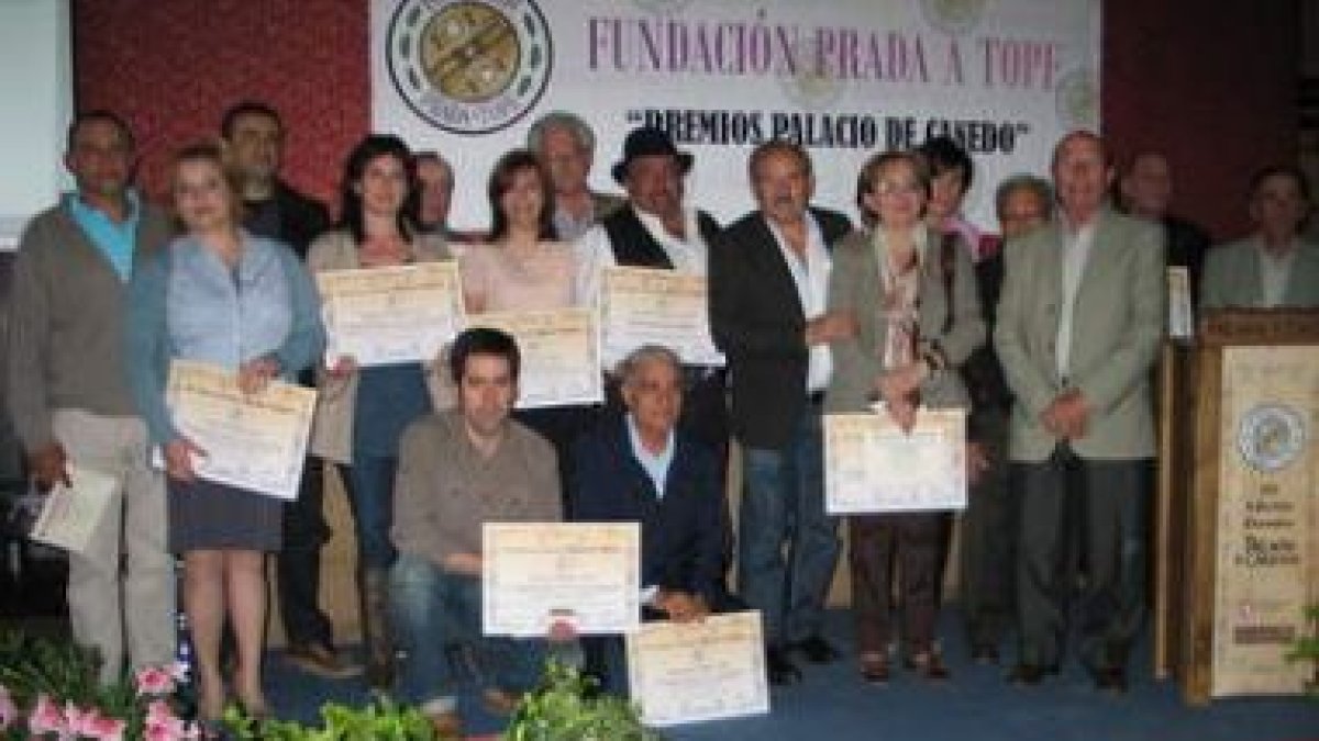 Prada, con los premiados en las distintas modalidades, en la bodega del Palacio de Canedo.