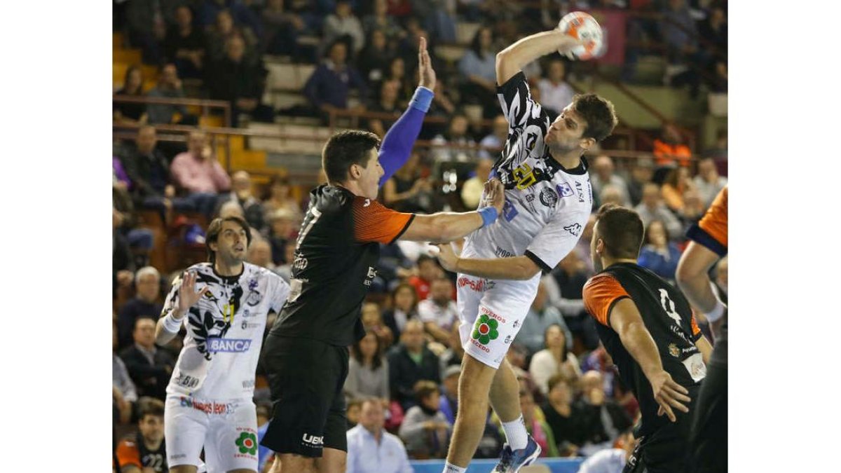 El Ademar se verá las caras con el Valladolid. JESÚS F. SALVADORES.