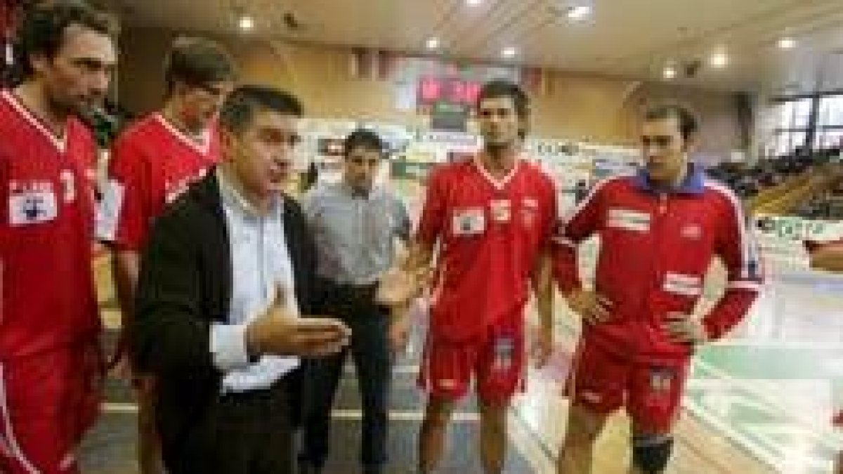 Cadenas con sus jugadores durante el partido que disputó su equipo en la Recopa con el Karvina checo