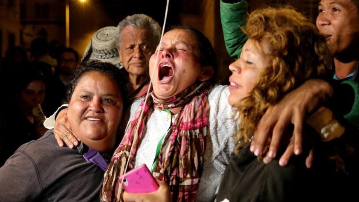 Un grupo de mujeres muestran su alegría por la noticia del acuerdo de paz de Colombia.