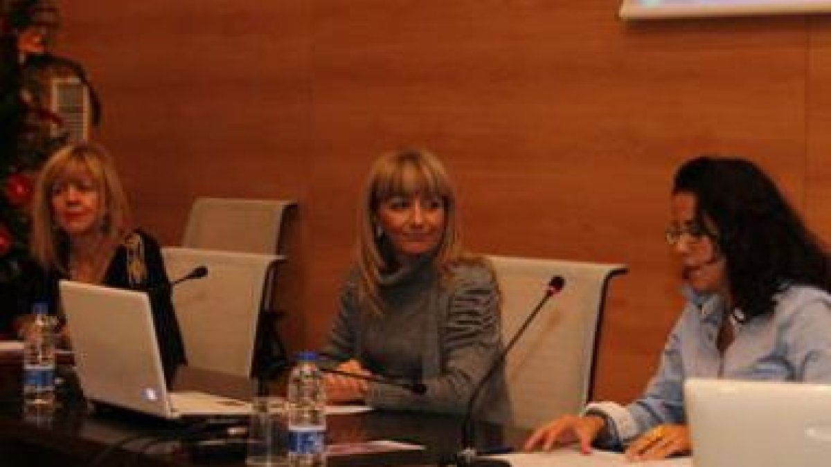 Concepción Rodríguez, Mª Eugenia Gancedo y Beatriz González durante las jornadas .