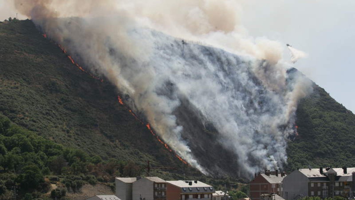 El alcalde señaló que cada verano el monte Pajariel sufre una media de entre quince y veinte incendios.