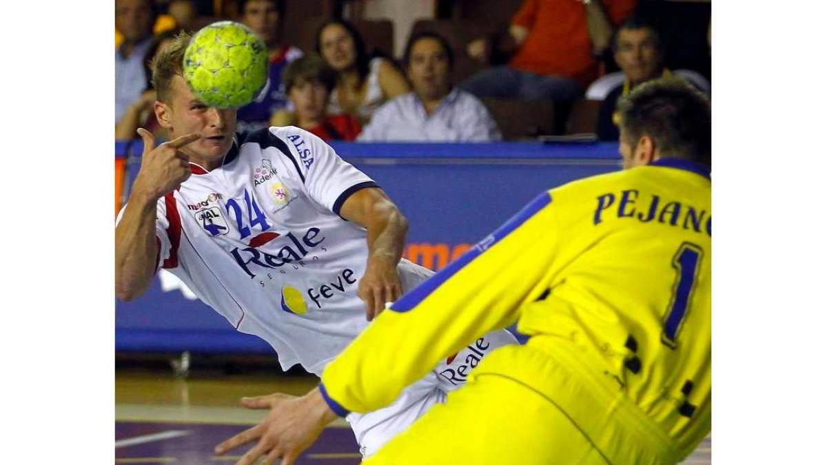 Stranovsky flota desde el extremo y con un giro de muñeca magistral bate a Pejanovic.