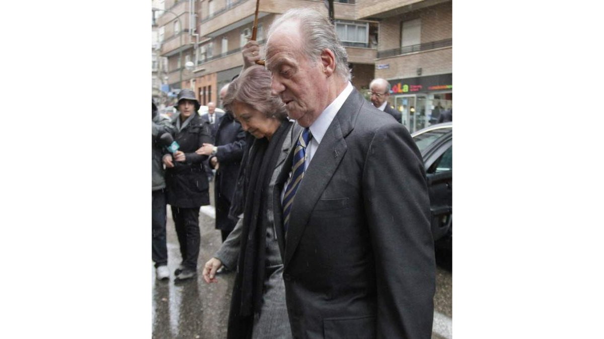 Los reyes llegan a la capilla ardiente de Manuel Fraga, instalada en su domicilio de Madrid.