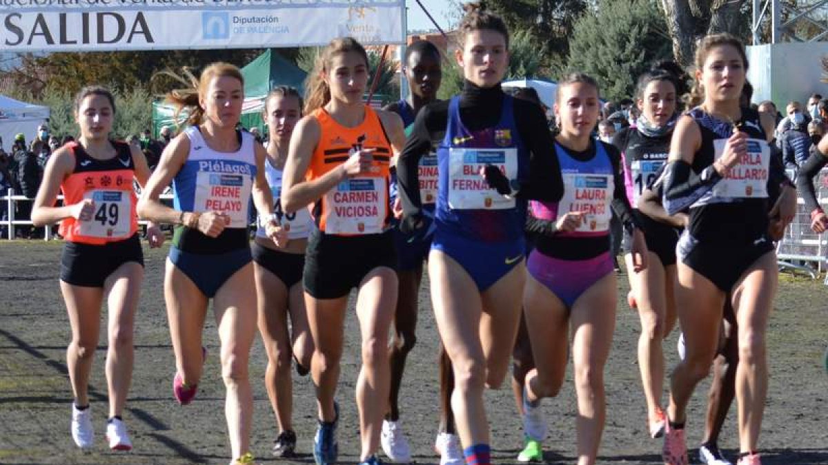 Blanca Fernández comandando el grupo de favoritas en el Cross de Venta de Baños. ALMUDENA ÁLVAREZ