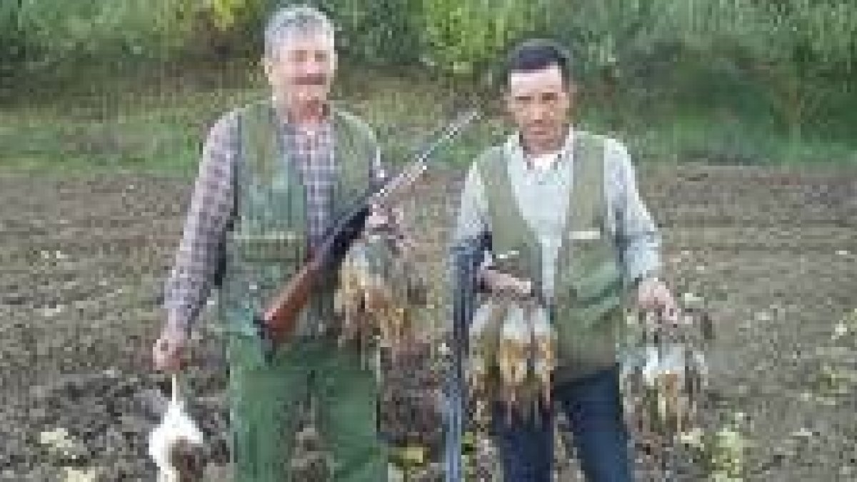 Dos veteranos, Sahelices y Pedro Bravo, muestran el fruto de una magnífica jornada de caza