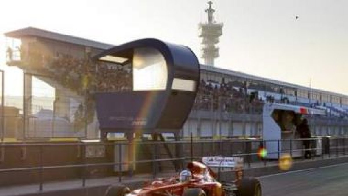 Fernando Alonso sale de boxes durante los entrenamientos de pretemporada de Fórmula 1.