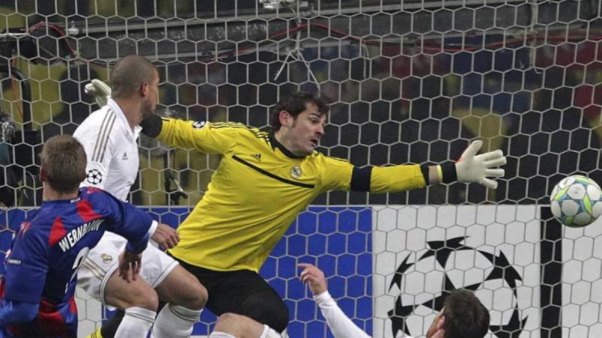 Iker Casillas encaja el gol del empate de Wernbloom en el tiempo de descuento.