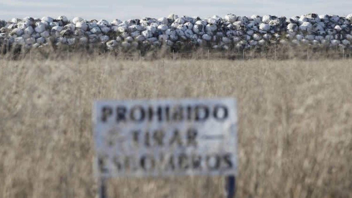 Las balas de basura que llevan desde el 2004 esperando una solución.