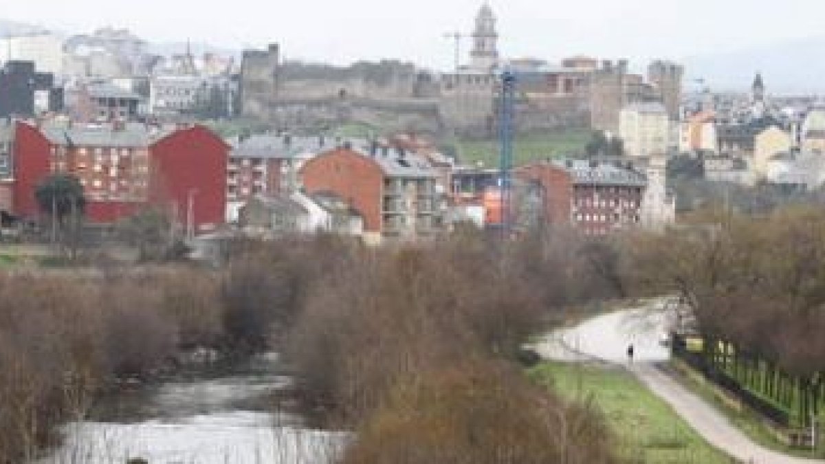 El cauce del río Sil, entre el barrio ponferradino de La Estación y las faldas del Pajariel.