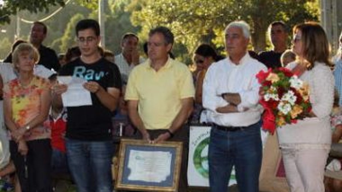 En el centro, Luis Arias, presidente del IEO, (con la placa del nombramiento) e Hidalgo.