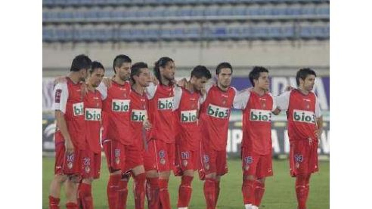 Los jugadores esperan con tensión antes de los penaltis.