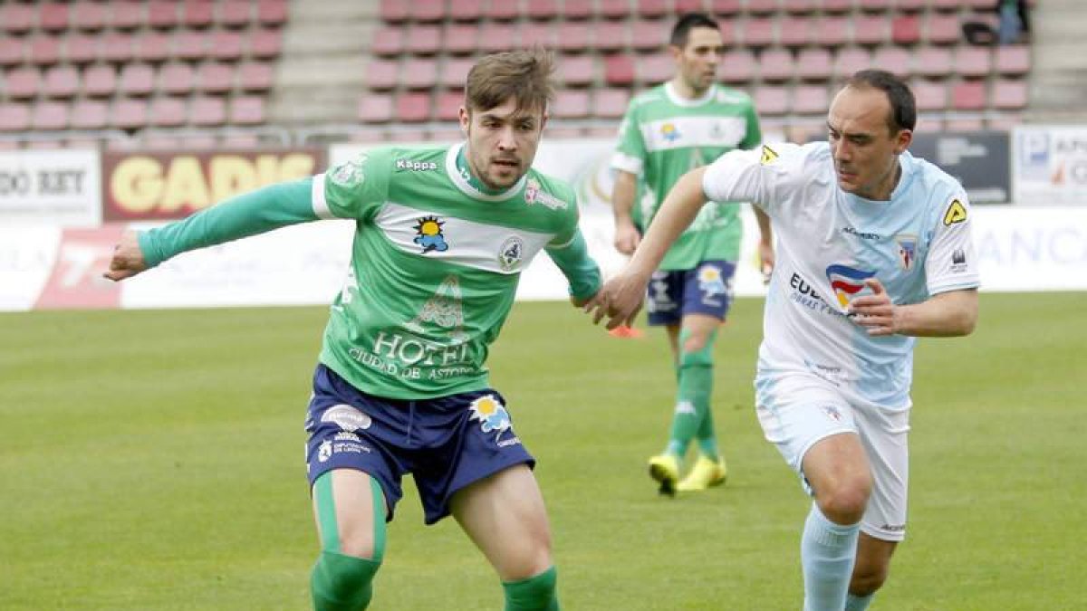 Cristian, a la izquierda, en un lance de un partido.