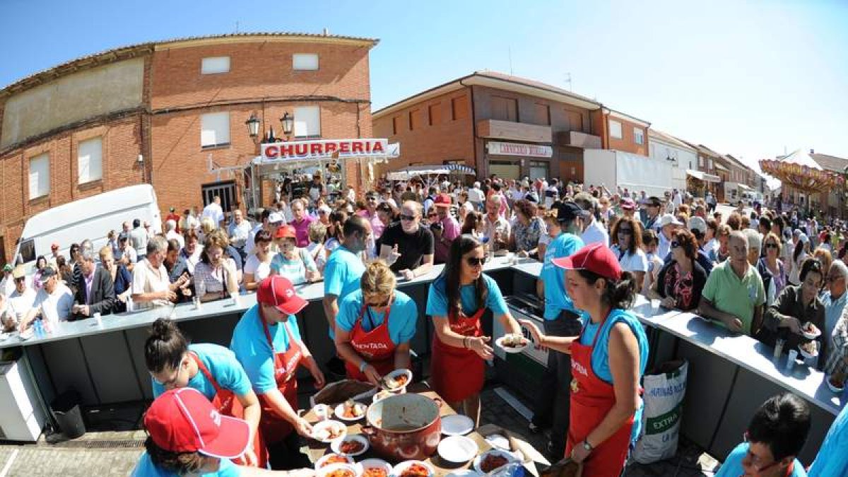 Más de 2.000 kilos de pimientos se frieron ayer en Fresno para la popular pimientada.