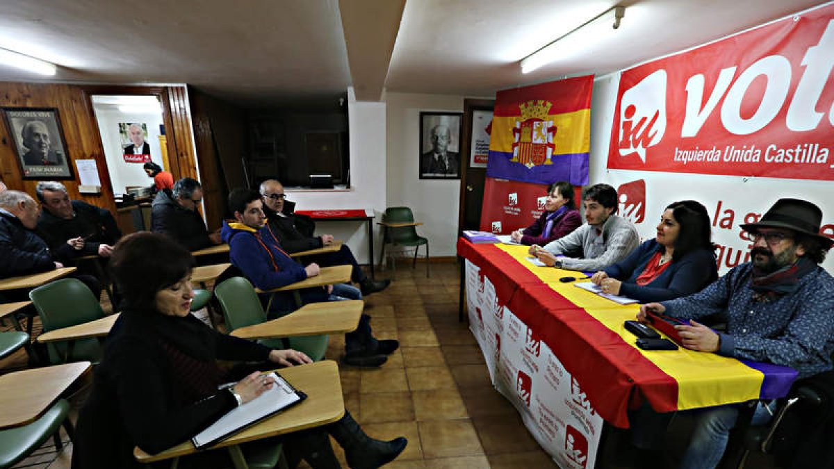 Un momento del debate de ayer, en la sede de IU.