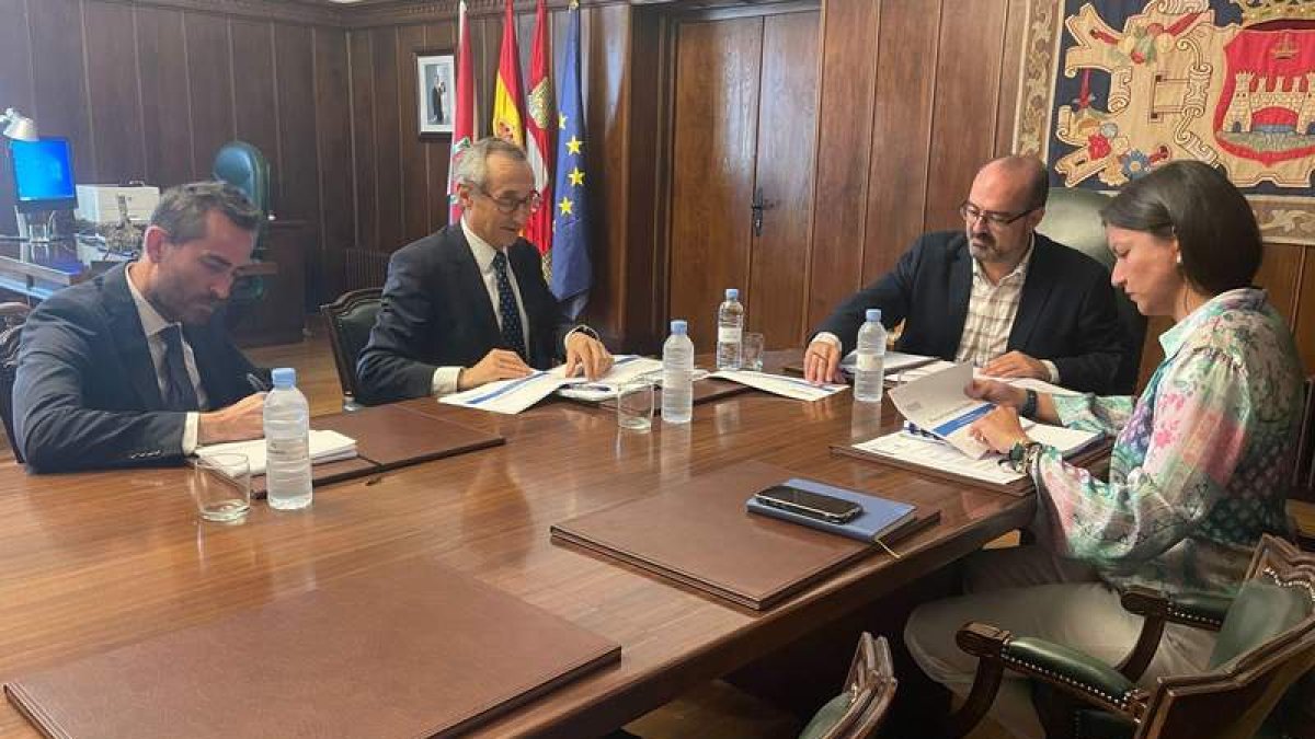 José Antonio Menéndez Lolo, Miguel Temboury, Marco Morala y Lidia Coca, ayer. DL